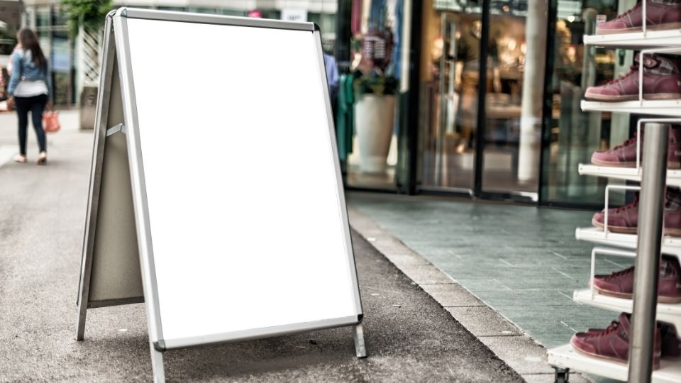 (In the image an empty shop front sign can be seen allowing you to choose your preferred design according to your business)
Shop front signs designs